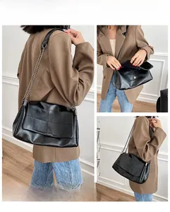 Vue détaillée du grand sac à bandoulière noir matelassé avec chaîne sur un mannequin
