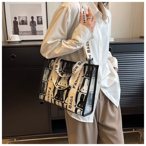Detail der transparenten PVC-Tasche mit schwarzem Hasendruck und Canvas-Gurt