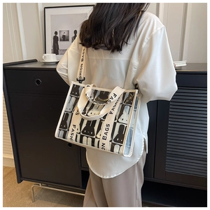 Detail der transparenten PVC-Tasche mit gemustertem Einsatz und gewebtem Riemen