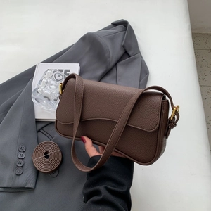 Borsa a spalla in pelle marrone con trama litchi e dettagli in oro lucido