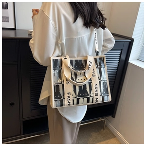 Detail der transparenten Tragetasche mit Pixel-Hase und Fashion Bags-Schultergurt