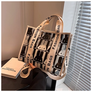Detail des transparenten Tote-Bag-Griffs mit Fashion-Bags-Aufdruck und Hasenmustern