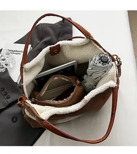 Vue macro de l'intérieur du sac avec doublure en peau de mouton et pochette marron