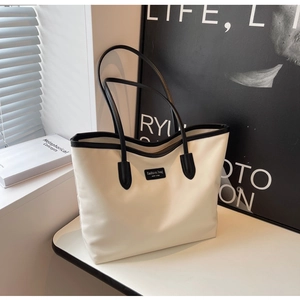 Detailansicht der großen weißen Oxford-Tragetasche mit schwarzem New York Logo