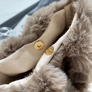Détail du fermoir magnétique et de la doublure en similicuir beige du sac en peluche kaki
