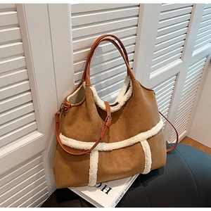 Détail du sac cabas en daim marron avec bordure en mouton blanc et bandoulière réglable