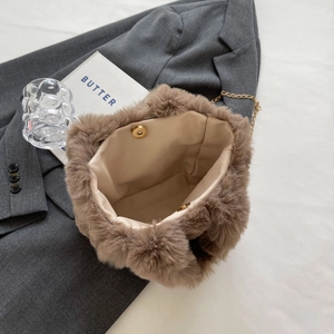 Vue détaillée du sac seau en peluche café avec fermoir magnétique doré et doublure