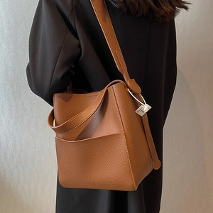 Sac seau chic en cuir marron avec motif litchi et large bandoulière pour femmes