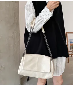 Détail du sac à bandoulière matelassé crème porté avec une tenue d'automne chic