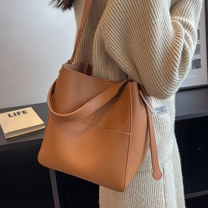 Sac seau en cuir marron caramel tendance avec large bandoulière pour l'automne
