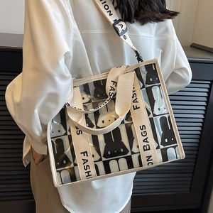Transparente PVC-Tasche mit Hasenmuster und Canvas-Gurten am Modell gezeigt