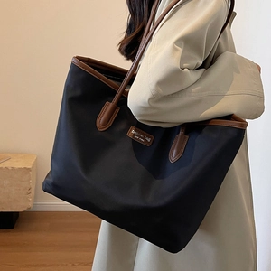 Große schwarze Oxford-Nylon-Einkaufstasche mit braunem Lederbesatz und Kontrastdesign