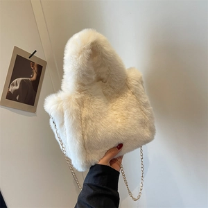 Sac seau blanc en fausse fourrure pelucheuse avec chaîne dorée et poignée souple