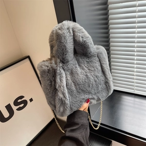 Sac seau en fausse fourrure grise avec chaîne dorée pour femme accessoire d'hiver