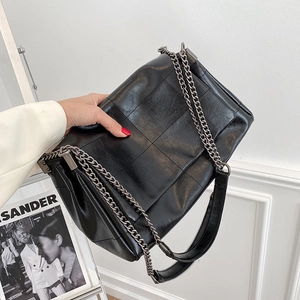 Grand sac cabas noir en cuir matelassé avec bandoulière chaîne pour femme