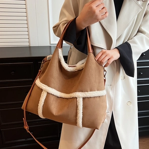 Grand sac fourre-tout marron givré avec garniture en fausse fourrure blanche et lanières