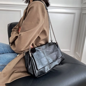 Sac bandoulière en cuir noir classique avec motif matelassé pour le trajet quotidien des femmes