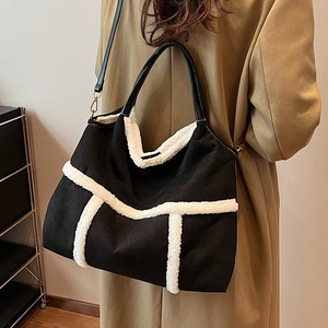 Grand sac cabas noir mat avec bordure en peau de mouton blanche et bandoulière réglable