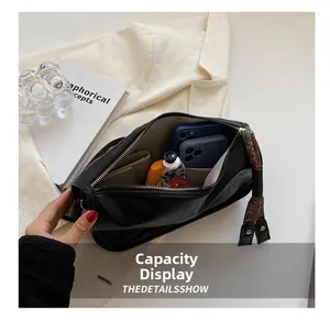 Binnenzicht van zwarte lederen crossbody tas met ruimte voor telefoon en portemonnee