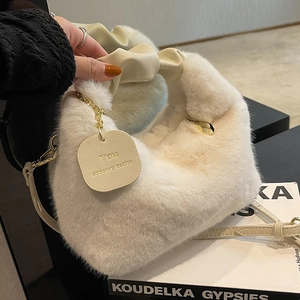 Sac à main élégant en fausse fourrure blanche avec poignée en cuir et chaîne dorée