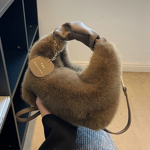 Sac à main en peluche marron avec anse en cuir froncé et breloque dorée