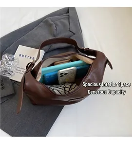 Vue intérieure du cabas en cuir marron montrant sa grande capacité pour tablette et objets