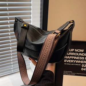 Vintage PU Leather Large Capacity Dumpling Bag For Women Fashion Retro Half Moon Crossbody Bag With Patterned Wide Strap