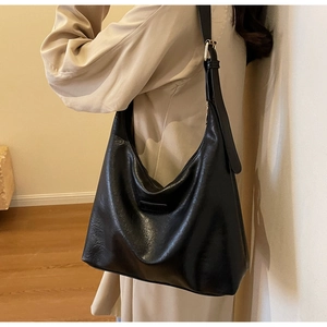 Vue détaillée du grand sac cabas noir avec similicuir texturé et large bandoulière réglable