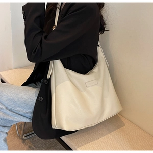Vue détaillée du sac lune en similicuir crème avec écusson logo Banatu embossé