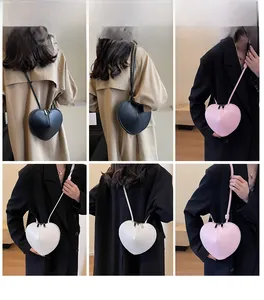 Borse a tracolla a forma di cuore in nero, rosa e bianco mostrate indossate dai modelli