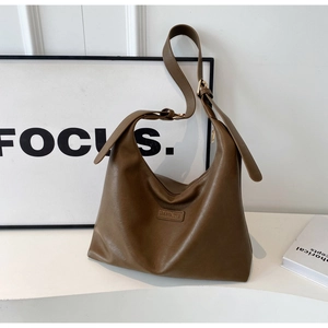Détail du sac hobo marron vintage avec une finition en cuir souple et logo de marque
