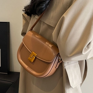 Borsa a sella marrone vintage con fibbia dorata e tracolla sottile per donna alla moda