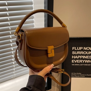 Borsa a sella retrò in pelle marrone scuro con chiusura dorata e tracolla regolabile