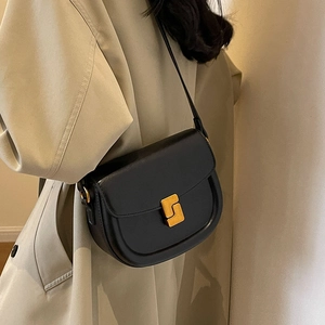 Borsa a sella classica in pelle nera da donna con fibbia dorata e tracolla fine