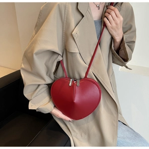Dettaglio della borsa a tracolla rossa a forma di cuore in pelle PU con doppia cerniera