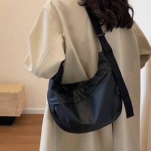 Sac Bandoulière Demi-Lune en Nylon Grande Capacité Imperméable Sac à Épaule Style Urbain Sac Dumpling Loisirs Voyage Main