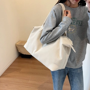 Grande borsa tote minimalista in velluto a coste beige con rinforzo in pelle sul fondo