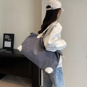 Grande borsa tote in velluto a coste grigio con dettagli in pelle bianca per moda casual