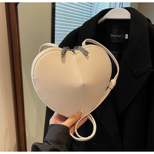 Vista dettagliata della borsa a cuore bianca in pelle PU con cuciture e doppia zip in metallo