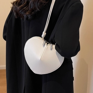Elegante borsa a tracolla in pelle bianca a forma di cuore con doppia cerniera