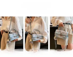 Trois styles de portés : sac à main bleu clair avec dentelle en bandoulière ou à l'épaule