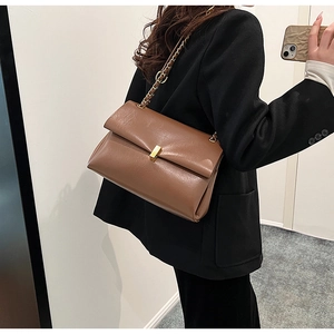 Sac cabas en cuir marron avec bandoulière chaîne dorée et rabat texturé