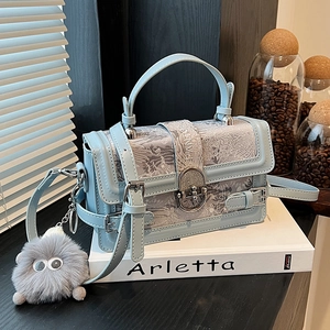Petit Sac Carré Vintage Jacquard pour Femmes Motif Floral Élégant Sac à Main avec Pendentif en Peluche Sac Bandoulière en Cuir PU