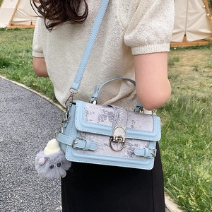 Petit sac bandoulière bleu avec rabat en tissu jacquard gris et charm en peluche
