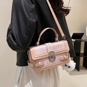 Sac à main carré en jacquard rose avec garniture en cuir et pendentif peluche