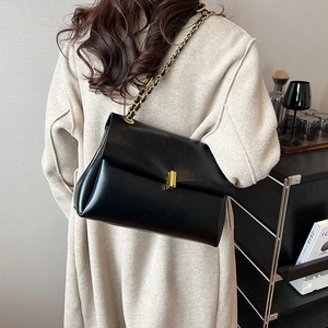 Sac fourre-tout noir élégant avec chaîne dorée pour femme, idéal pour le style quotidien
