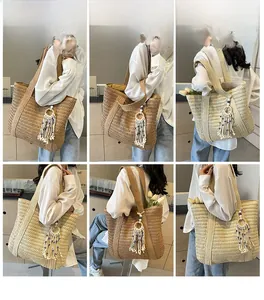 Détail du sac cabas en paille montrant le mannequin portant les couleurs café et crème