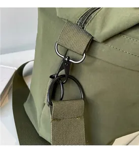 Detail der Armeegrünen Nylon-Tasche mit mattem schwarzen D-Ring aus Metall und Karabiner
