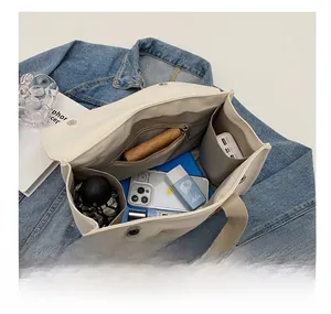 Innenansicht der Canvas-Tasche mit geräumigen Fächern für Handy und Powerbank-Zubehör