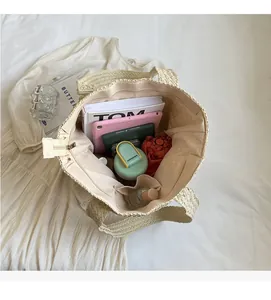 Vue macro du compartiment intérieur spacieux de ce sac cabas en paille avec fermeture